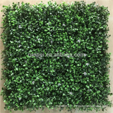 Décor paysager beau tapis d&#39;herbe de buis artificiel avec fleur blanche